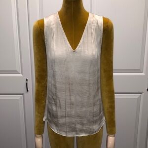 Women’s ivory Banana Republic V-neck tank top